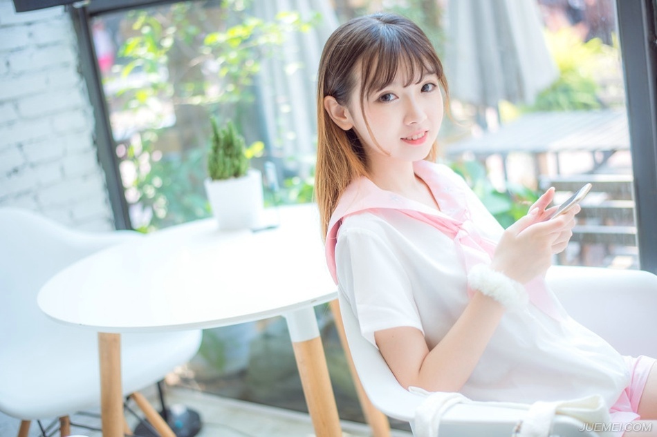 刘璝回来，让张任松了口气，现在，他需要刘璝给他带来一个好消息来振奋人心，来消弭这些不利的言论，只是当张任看到刘璝的那一瞬间，心中便没来由的一沉，刘璝的脸色很难看，难看到张任突然有种制止刘璝说话的冲动。